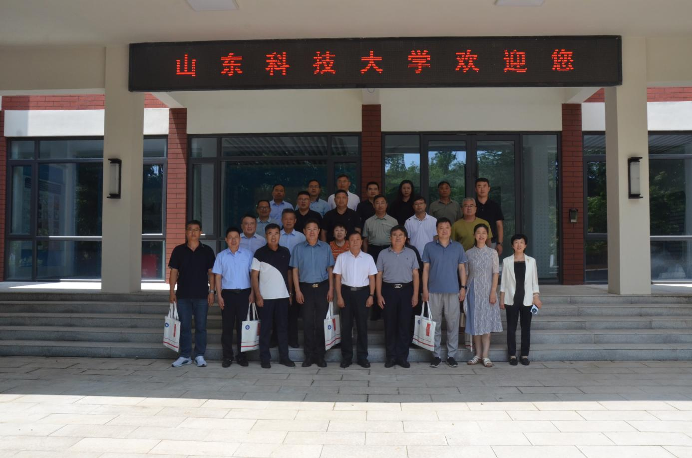 太阳成集团tyc122ccVIP举办国际市场开拓与财税合规员工论坛